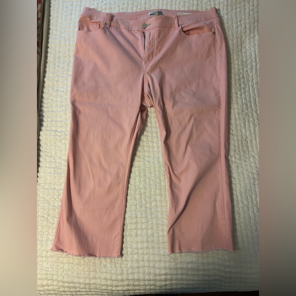 Code Bleu 20W Chelsea straight leg pink capri w/ fray hem